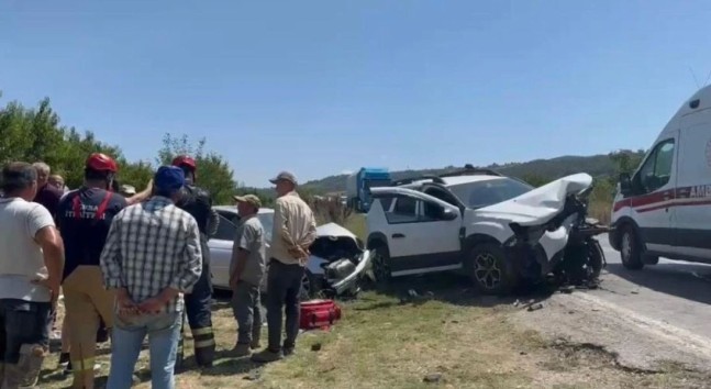 Bursa’da iki otomobil kafa kafaya çarpıştı: 5 yaralı