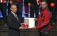 İnegöl’ün gururu oldular! Ödülü Fuat Oktay verdi