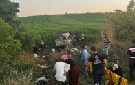 Kamyonet tarlaya uçtu; 3 ölü, 11 yaralı