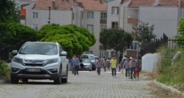 Okulun içinden yol geçiyor