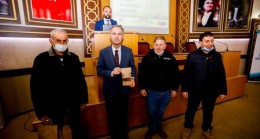 İlk hasadın çayını Başkan Taban’a hediye ettiler