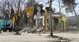 Heykel taksi durağı yıkıldı