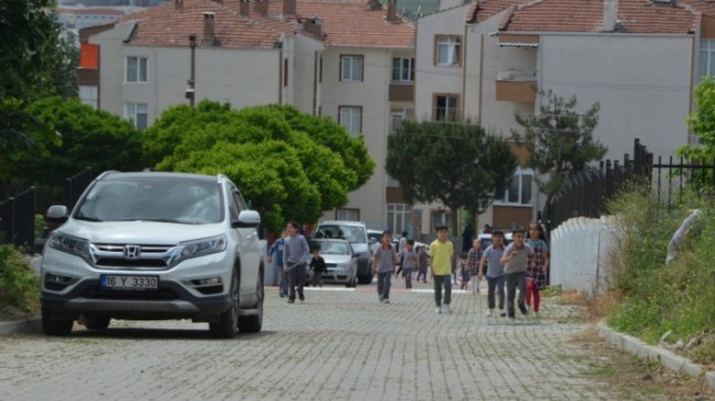 Okulun içinden yol geçiyor