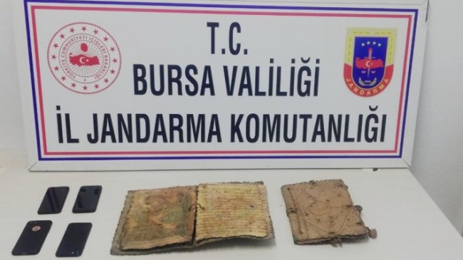 İnegöl’de bin yıllık İncil’i satarken yakalandılar