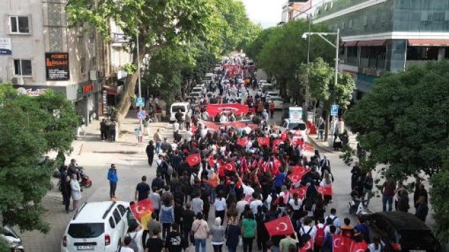 İnegöllü Gençler 19 Mayıs Coşkusunu Sokaklara Taşıdı